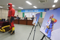 ‘히말라야 14좌 완등’김미곤 대장, 체육 소장품 기증...실제 착용했던 등산복 등 20여점 전달