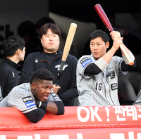 [포토]‘페라자도 아픈데 내가 타자로’ 류현진