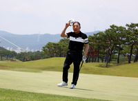 고희(古稀) 앞두고도 270야드 뻥뻥…KPGA투어 ‘살아있는 전설’ 최상호 “골프 인생 최고의 이틀, 후배들 내 기록 다 깨주길”[SS 스타]