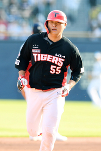 [포토]솔로 홈런으로 추가점 뽑는 KIA 한준수