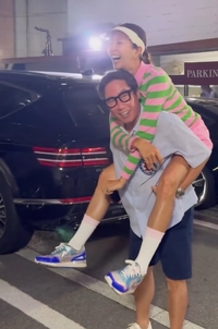 윤종신, ♥전미라 어부바도 ‘가뿐’..구경하던 딸도 웃음 빵