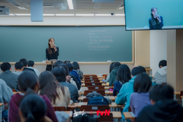 전직 학원장이 보는 드라마 '졸업'…대치동 1타 국어강사 현실 묘사에 사교육계 이해도 높여 [Ss연예계프리즘]