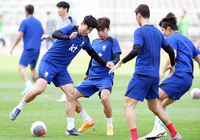 [포토]손흥민의 공을 빼앗으려는 김진수