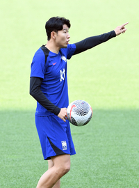 [포토]동료들과 이야기 나누는 손흥민