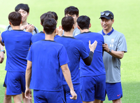 [포토]손흥민과 하이파이브 나누는 김도훈 감독