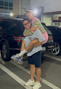 윤종신 “전미라 업고 튀어” 19년차 부부의 알콩달콩 일상