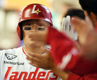 [포토]‘3타수 3안타출루트레인 추신수’ 동점득점까지