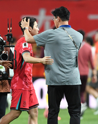 [포토]이강인과 하이파이브 나누는 김도훈 감독