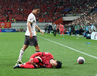 [포토]쓰러진 손흥민을 노려보는 양 쩌샹