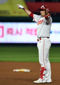 [포토]‘비디오판독 해야죠!’ 끝내기안타 날린 이지영