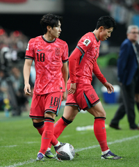 [포토]중국전 치르는 손흥민-이강인