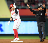 [포토]‘5회말 2루타로 3안타 신고’ 추신수