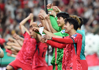 [포토]팬들을 향해 승리의 인사를 하는 손흥민