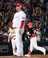 [포토]‘좌투수 고효준 상대로 동점깨는 솔로포’ 최형우