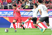 손흥민, 中 관중 야유에 손가락 “3-0 기억하지?” 미소 대응…밀집 수비 흔드는 드리블쇼까지 [SS현장]