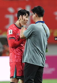 [포토]손흥민과 승리의 기쁨을 나누는 김도훈 감독