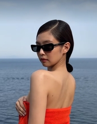 제니, 흘러내리는 랩드레스 감싸 쥔 채 선홍빛 도발