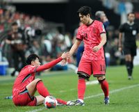 [포토]손흥민 일으켜세우는 이강인