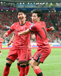 [포토]이강인의 선제골에 환하게 웃는 손흥민