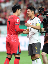 [포토]우 레이와 인사 나누는 손흥민