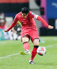 [포토]크로스 올리는 손흥민