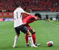 [포토]손흥민에게 거칠게 파울을 하는 중국의 양 쩌샹