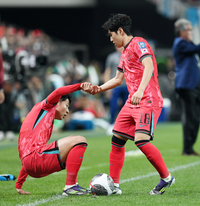 [포토]이강인의 손을 잡고 일어나는 손흥민