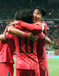 [포토]손흥민, 이강인 선제골에 함박 웃음