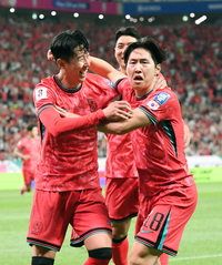 [포토]이강인의 선제골을 축하하는 손흥민