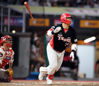 [포토]‘느낌이 왔다!’ 솔로포 최형우