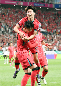 [포토]손흥민에게 안긴 이강인