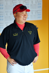 [포토]‘고민은 잠시 내려놓고...꽃미소 발사’ 이범호 감독