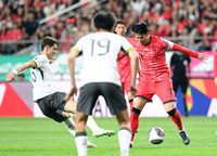 [포토]중국 수비진 뚫는 손흥민