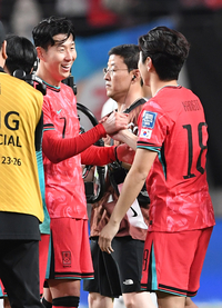 [포토]승리의 하이파이브를 나누는 손흥민-이강인