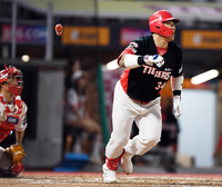 [포토]‘랜더스필드를 훌러덩!’ 솔로포 최형우