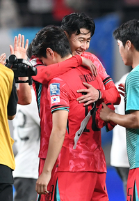 [포토]포옹 나누는 손흥민-이강인