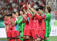 [포토]중국전 승리한 손흥민, 팬들에게!