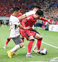 [포토]공 지켜내는 손흥민