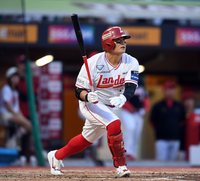 [포토]‘1회에 이어 3회에도 안타’ 추신수