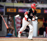 [포토]‘담장을 넘는구나!’ 솔로포 최형우