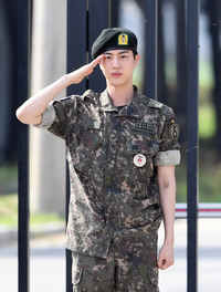 [포토]BTS 진, 군복무 마치고 전역