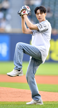 [포토]‘류현진 등판 한화전 시구’인피니트 엘(김명수)