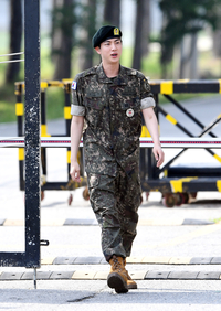 [포토]BTS 진, 전역하고 부대 밖으로!