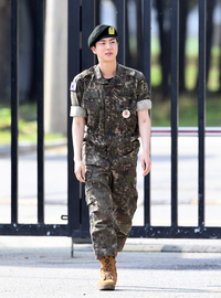 [포토]BTS 진, 미소 띤 얼굴로...