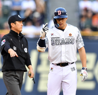 [포토]‘류현진 상대 2루타’ 김재환