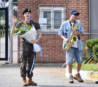[포토]RM의 축하 연주 받으며 전역 인사하는 BTS 진