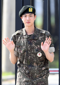 [포토]손인사 건네는 BTS 진