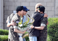 [포토]서로 서로 인사 나누는 BTS 멤버들
