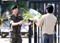[포토]전역 축하 꽃다발 받는 BTS 진