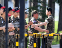[포토]전우들과 인사 나누는 BTS 진